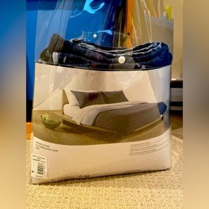 BRAND NEW!!! Calvin Klein reversible full/queen duvet